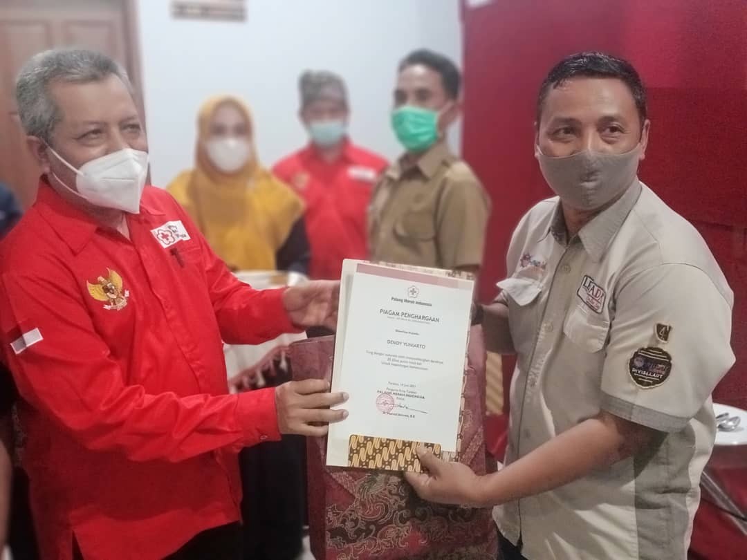 Mengikuti Webinar Nasional dan Penyerahan Piagam Penghargaan