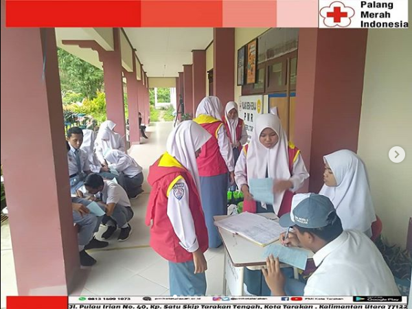 Bakti sosial donor darah yang dilaksanakan oleh PMR SMA Negeri 2 Tarakan 