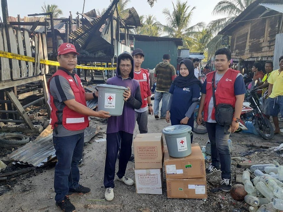Distribusikan bantuan kepada korban kebakaran di RT 14 Kelurahan Pantai Amal