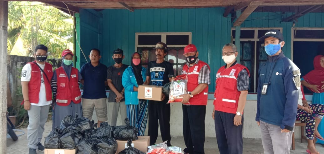 PMI Kota Tarakan memberikan Bantuan Para Korban Kebakaran Daerah Juata Laut