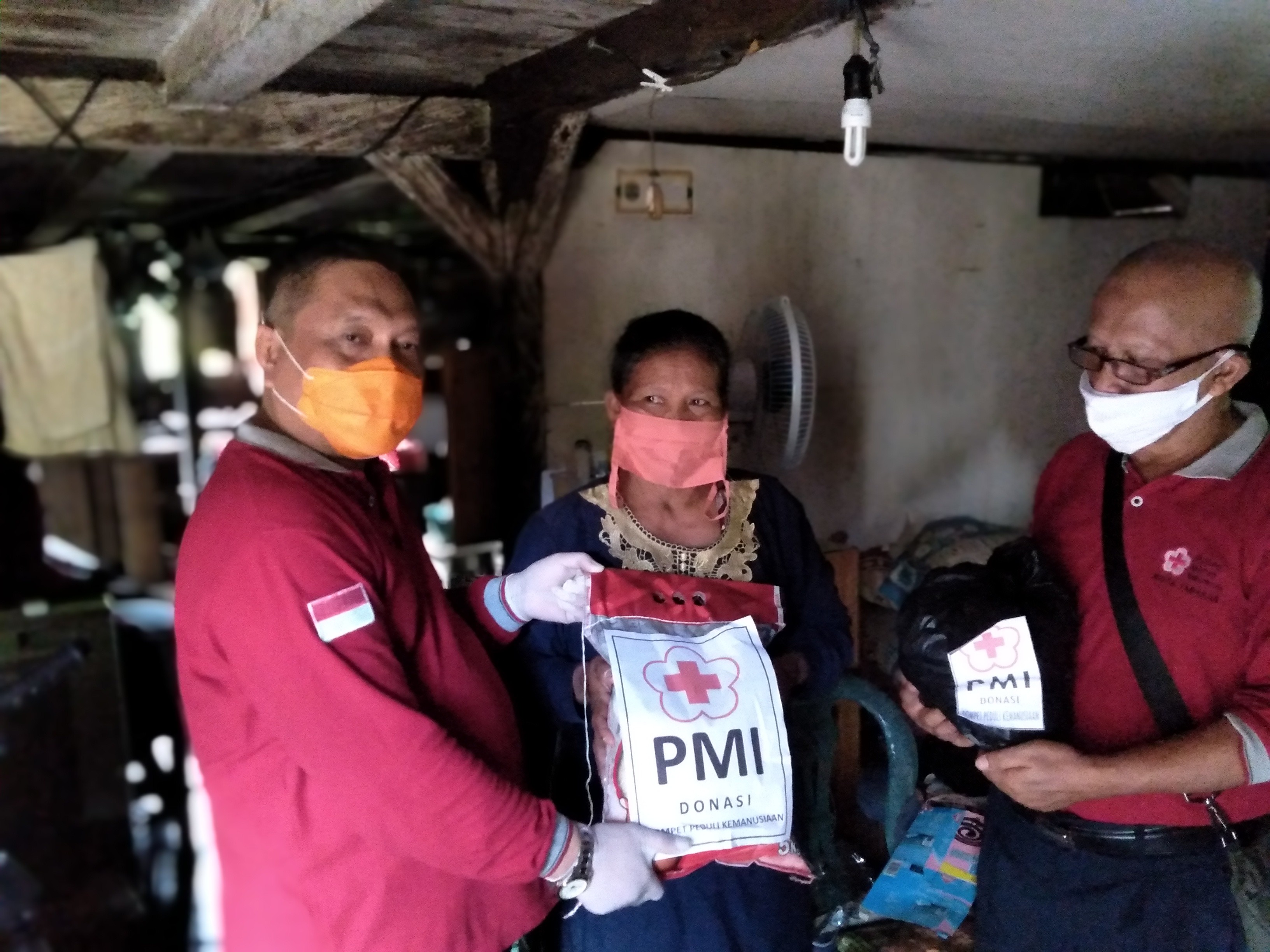 Ketua PMI Tarakan Membagikan Paket Sembako Di Kelurahan Tarakan Barat