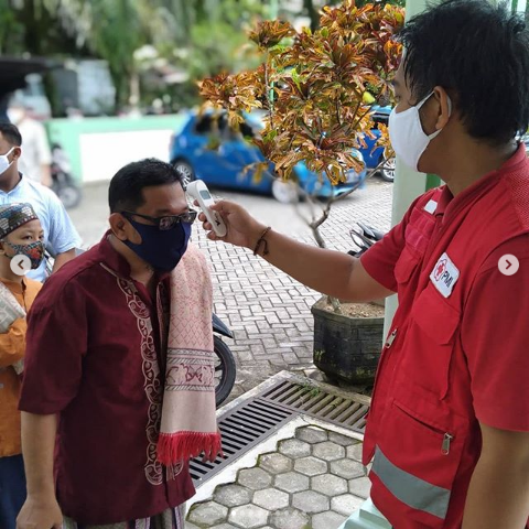 PMI Kota Tarakan Bekerjasama dengan Pengurus Mesjid untuk membantu pemeriksaan suhu tubuh